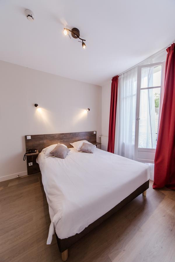 Logis Hotel - Le Petit Bellon Senlis  Exteriör bild